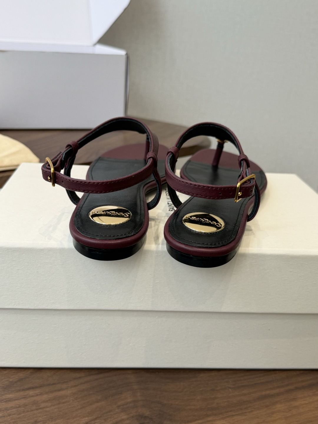 Saint Laurent26ss夏季新款标志性YSL扣饰夹脚凉鞋SAINT LAURENT的标志性YS