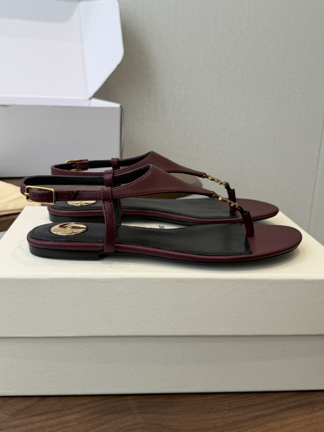 Saint Laurent26ss夏季新款标志性YSL扣饰夹脚凉鞋SAINT LAURENT的标志性YS