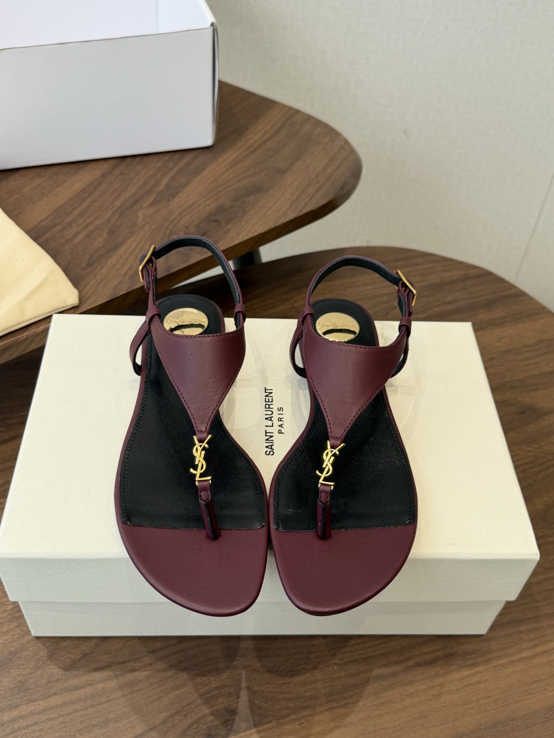 Saint Laurent26ss夏季新款标志性YSL扣饰夹脚凉鞋SAINT LAURENT的标志性YS