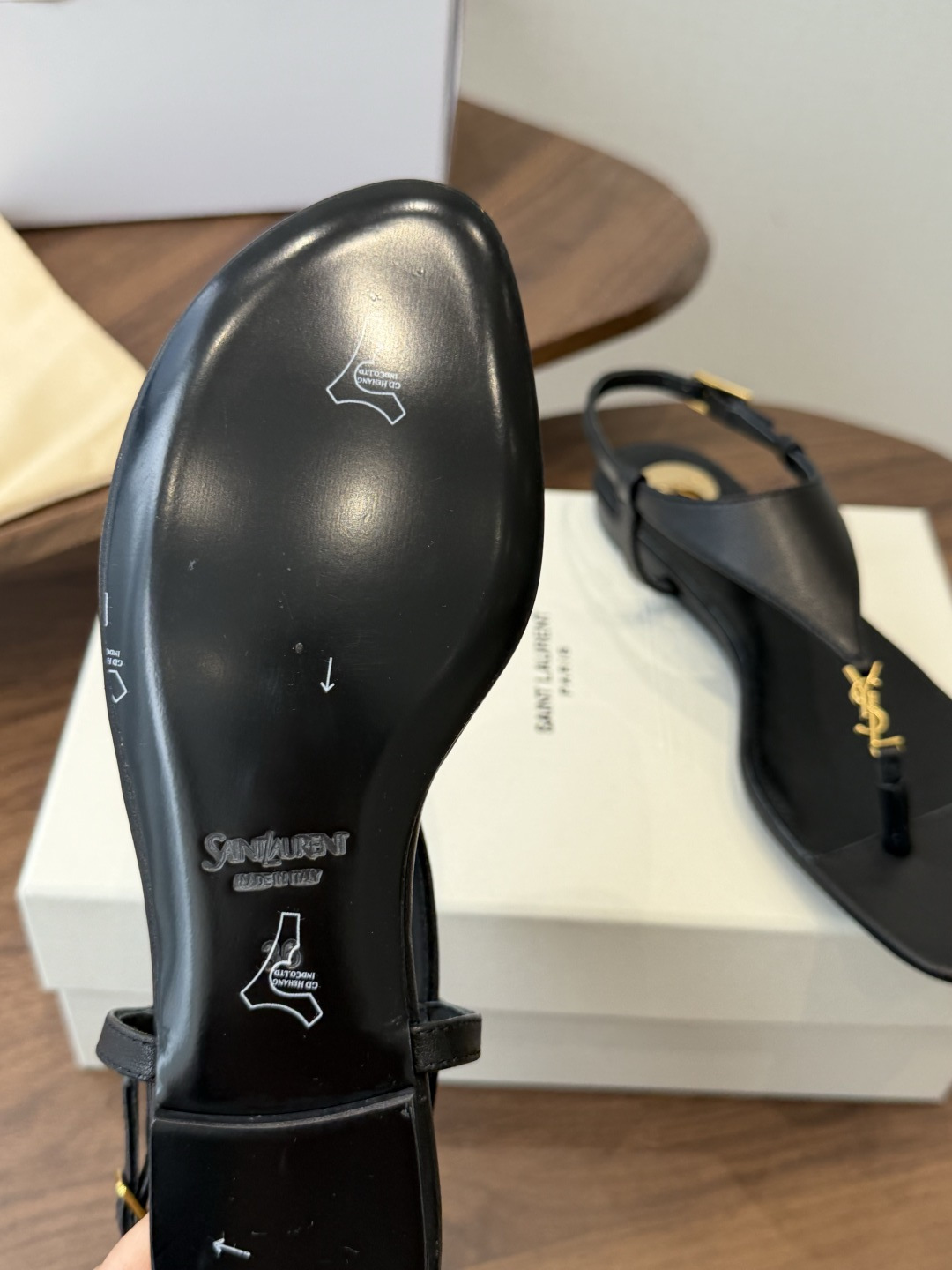 Saint Laurent26ss夏季新款标志性YSL扣饰夹脚凉鞋SAINT LAURENT的标志性YS