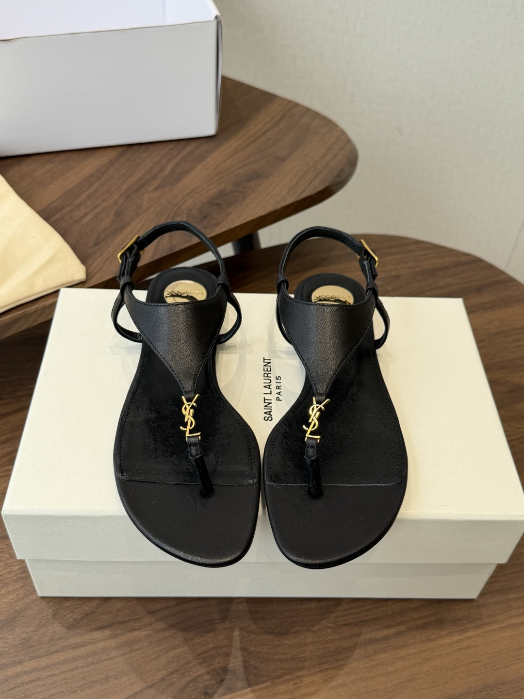 Saint Laurent26ss夏季新款标志性YSL扣饰夹脚凉鞋SAINT LAURENT的标志性YS