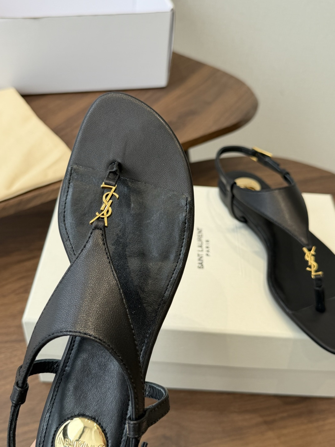 Saint Laurent26ss夏季新款标志性YSL扣饰夹脚凉鞋SAINT LAURENT的标志性YS