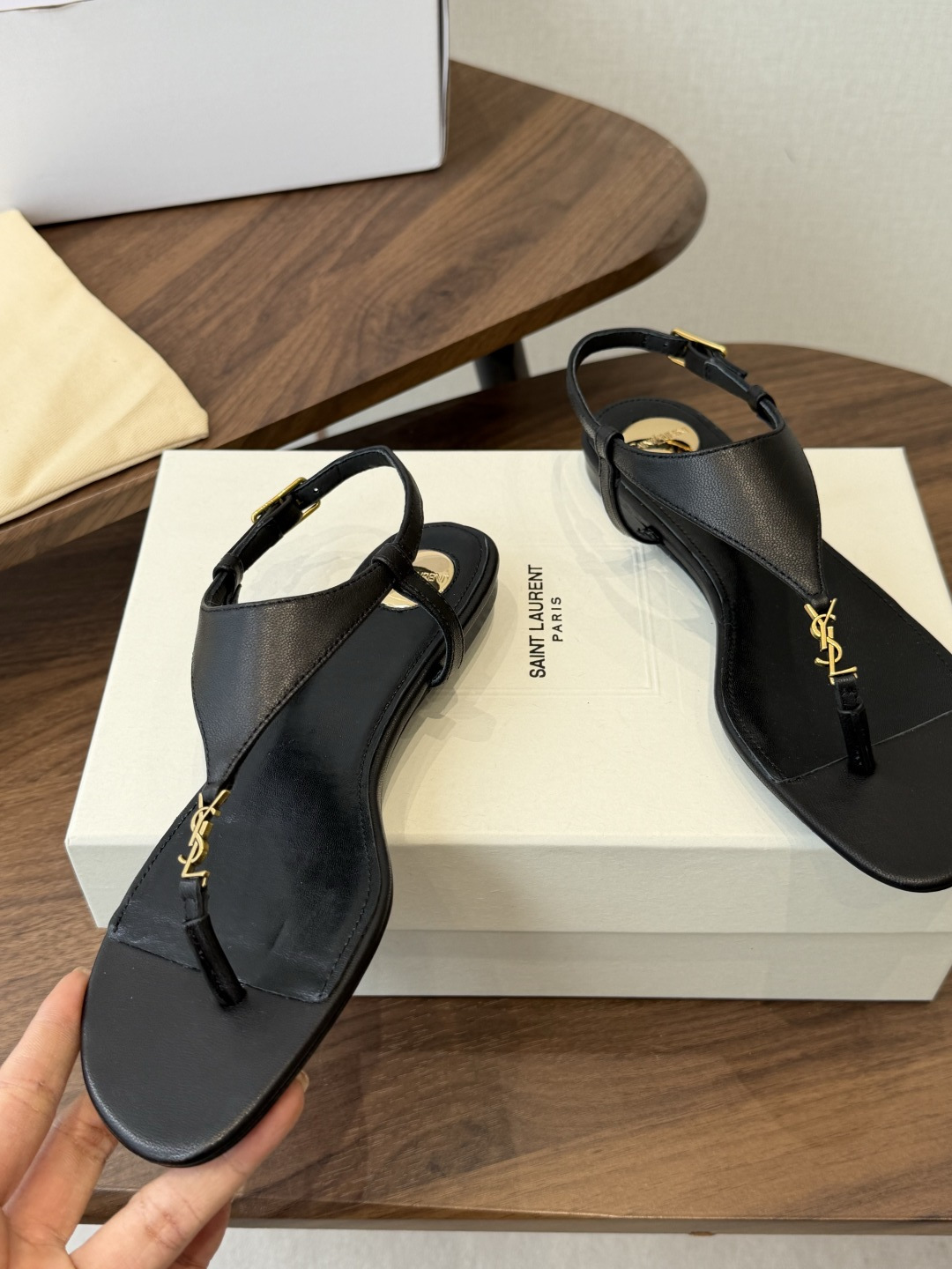 Saint Laurent26ss夏季新款标志性YSL扣饰夹脚凉鞋SAINT LAURENT的标志性YS