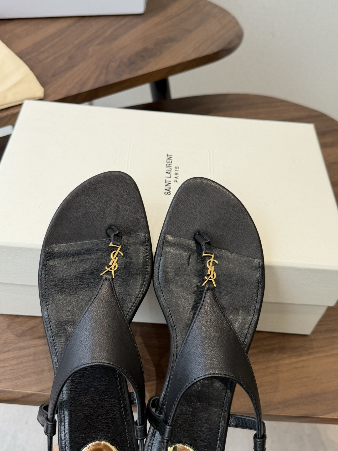 Saint Laurent26ss夏季新款标志性YSL扣饰夹脚凉鞋SAINT LAURENT的标志性YS