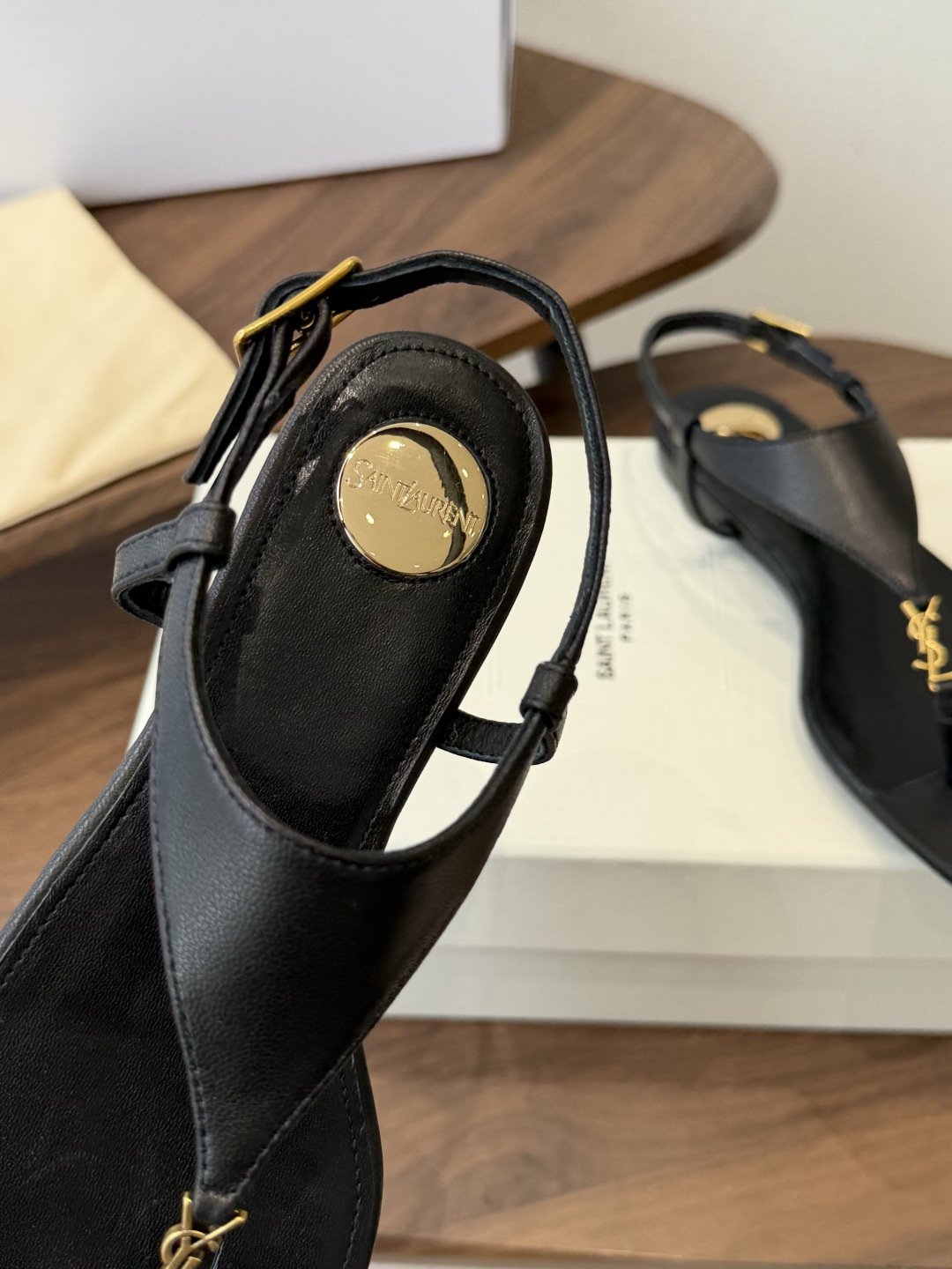 Saint Laurent26ss夏季新款标志性YSL扣饰夹脚凉鞋SAINT LAURENT的标志性YS