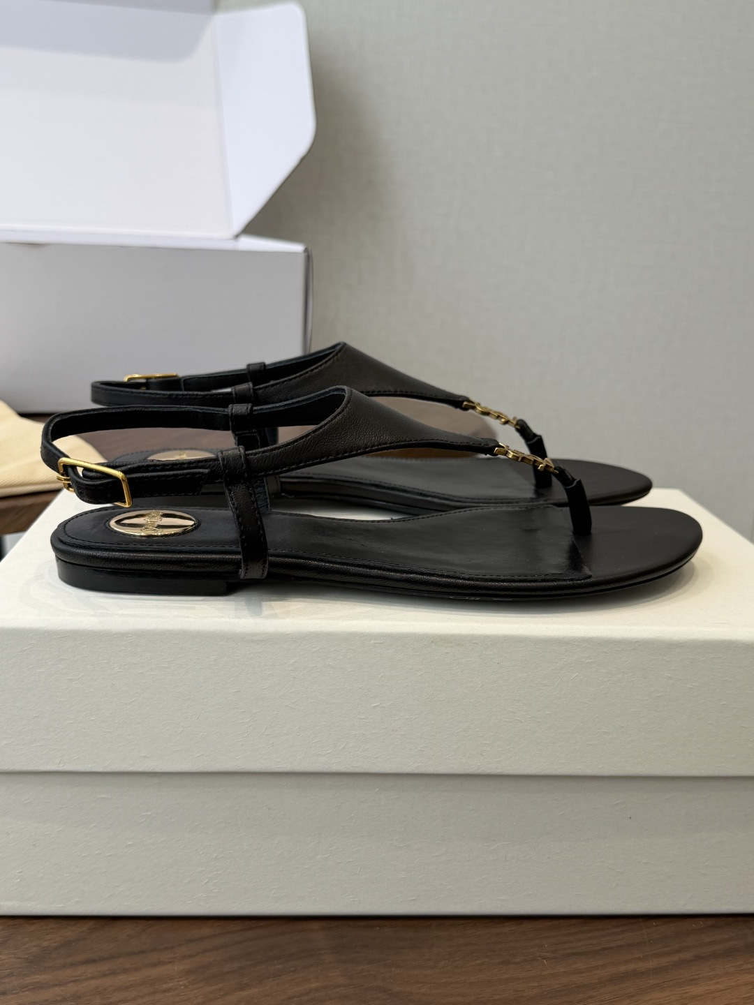 Saint Laurent26ss夏季新款标志性YSL扣饰夹脚凉鞋SAINT LAURENT的标志性YS