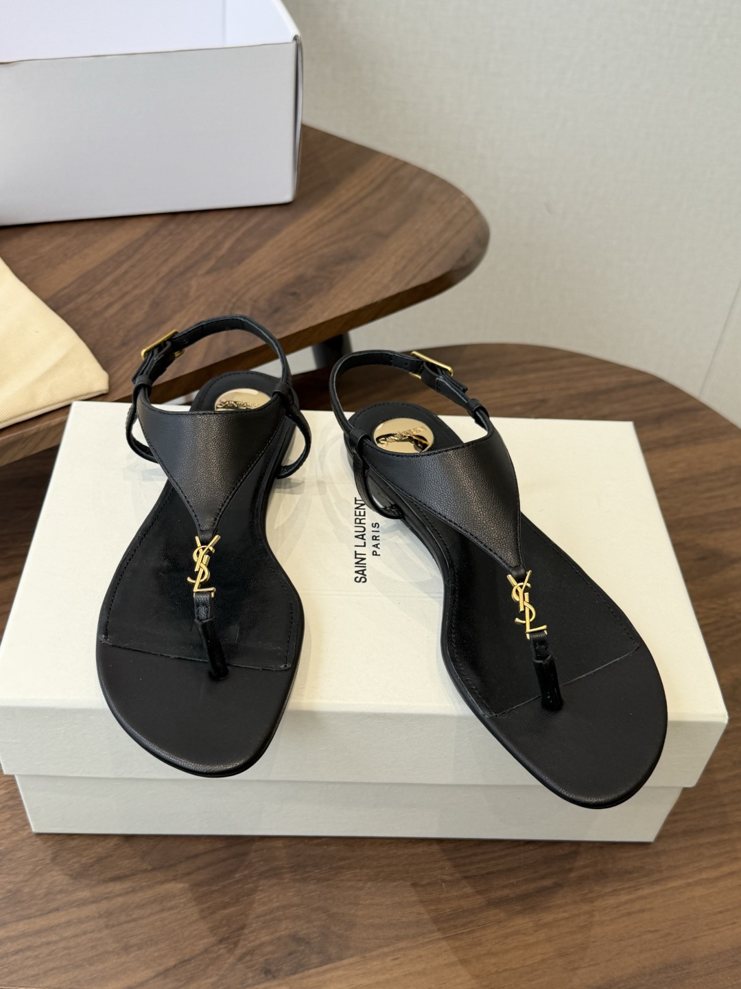 Saint Laurent26ss夏季新款标志性YSL扣饰夹脚凉鞋SAINT LAURENT的标志性YS