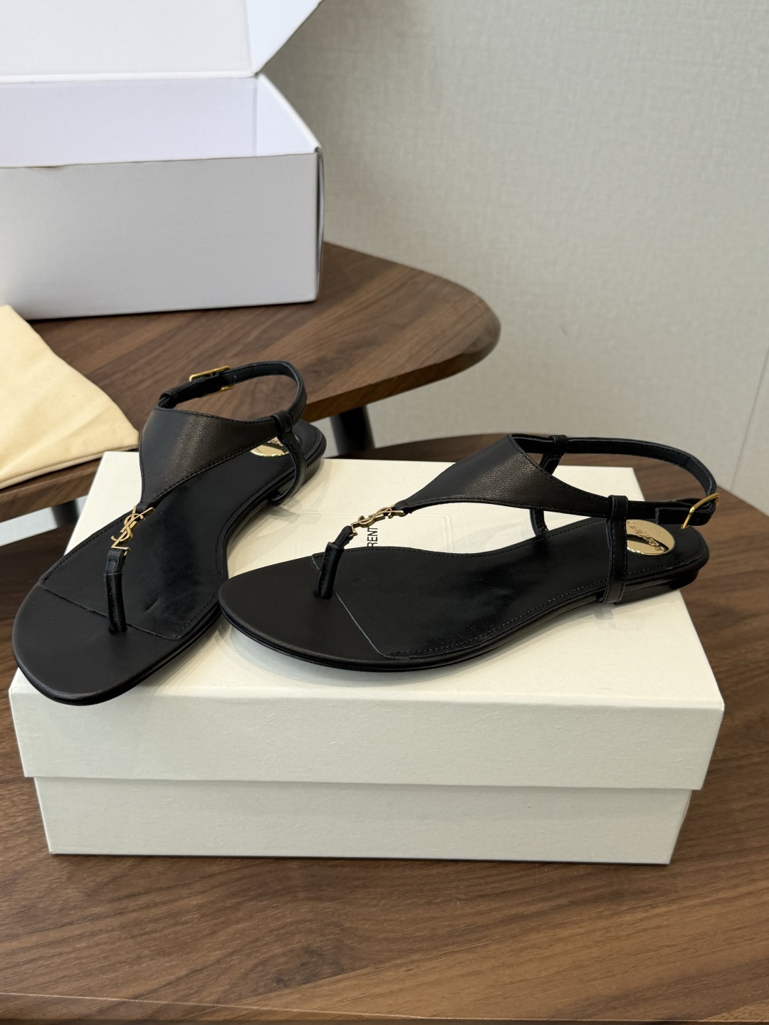 Saint Laurent26ss夏季新款标志性YSL扣饰夹脚凉鞋SAINT LAURENT的标志性YS