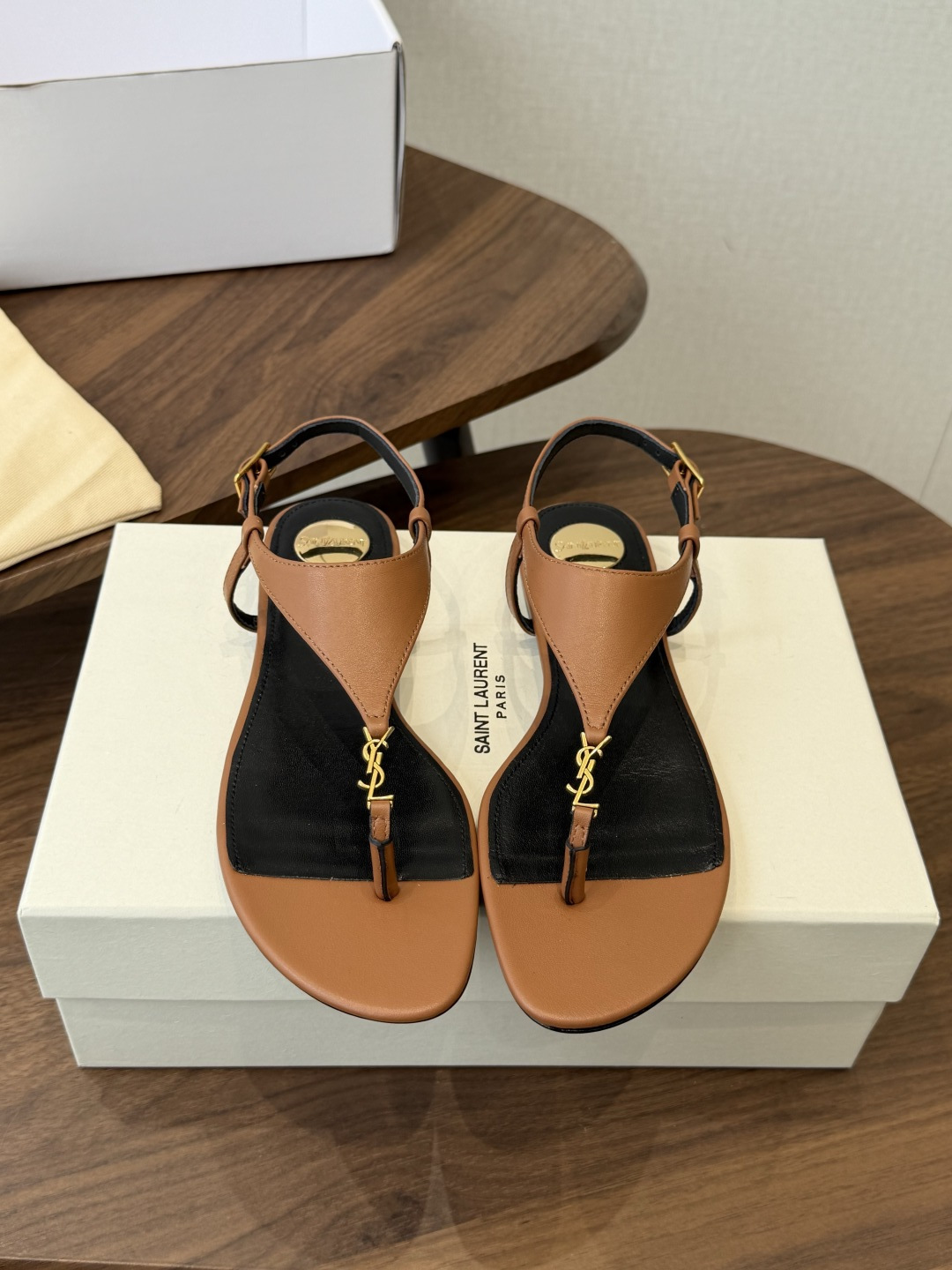 Saint Laurent26ss夏季新款标志性YSL扣饰夹脚凉鞋SAINT LAURENT的标志性YS