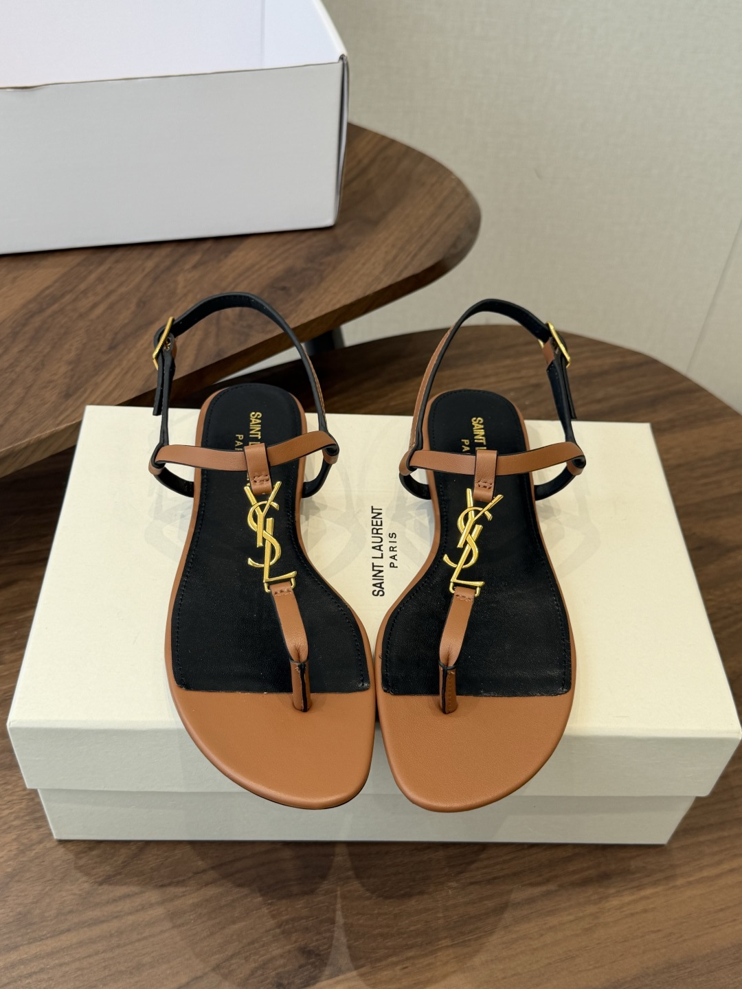 Saint Laurent26ss夏季新款标志性YSL扣饰夹脚凉鞋SAINT LAURENT的标志性YS