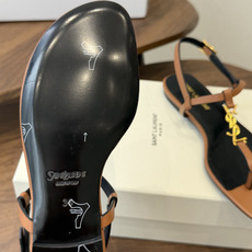 Saint Laurent26ss夏季新款标志性YSL扣饰夹脚凉鞋SAINT LAURENT的标志性YS Saint Laurent26ss夏季新款标志性YSL扣饰夹脚凉鞋SAINT LAURENT的标志性YS