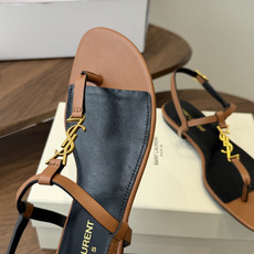 Saint Laurent26ss夏季新款标志性YSL扣饰夹脚凉鞋SAINT LAURENT的标志性YS Saint Laurent26ss夏季新款标志性YSL扣饰夹脚凉鞋SAINT LAURENT的标志性YS
