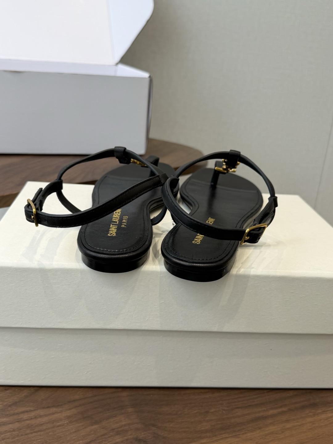 Saint Laurent26ss夏季新款标志性YSL扣饰夹脚凉鞋SAINT LAURENT的标志性YS