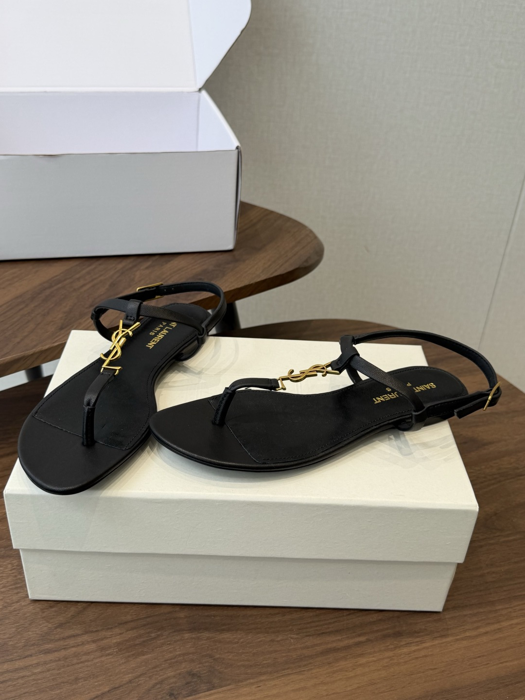Saint Laurent26ss夏季新款标志性YSL扣饰夹脚凉鞋SAINT LAURENT的标志性YS