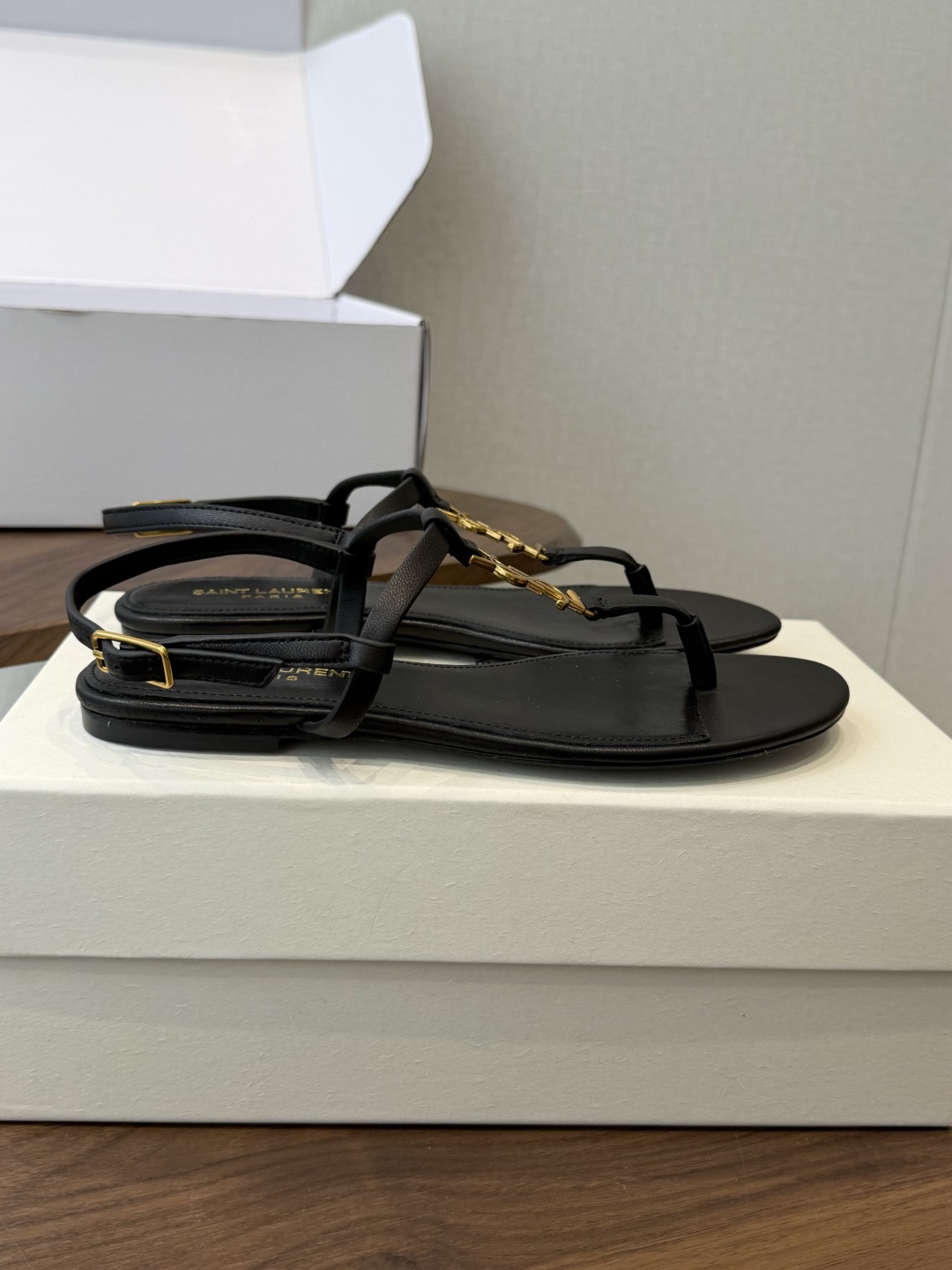 Saint Laurent26ss夏季新款标志性YSL扣饰夹脚凉鞋SAINT LAURENT的标志性YS