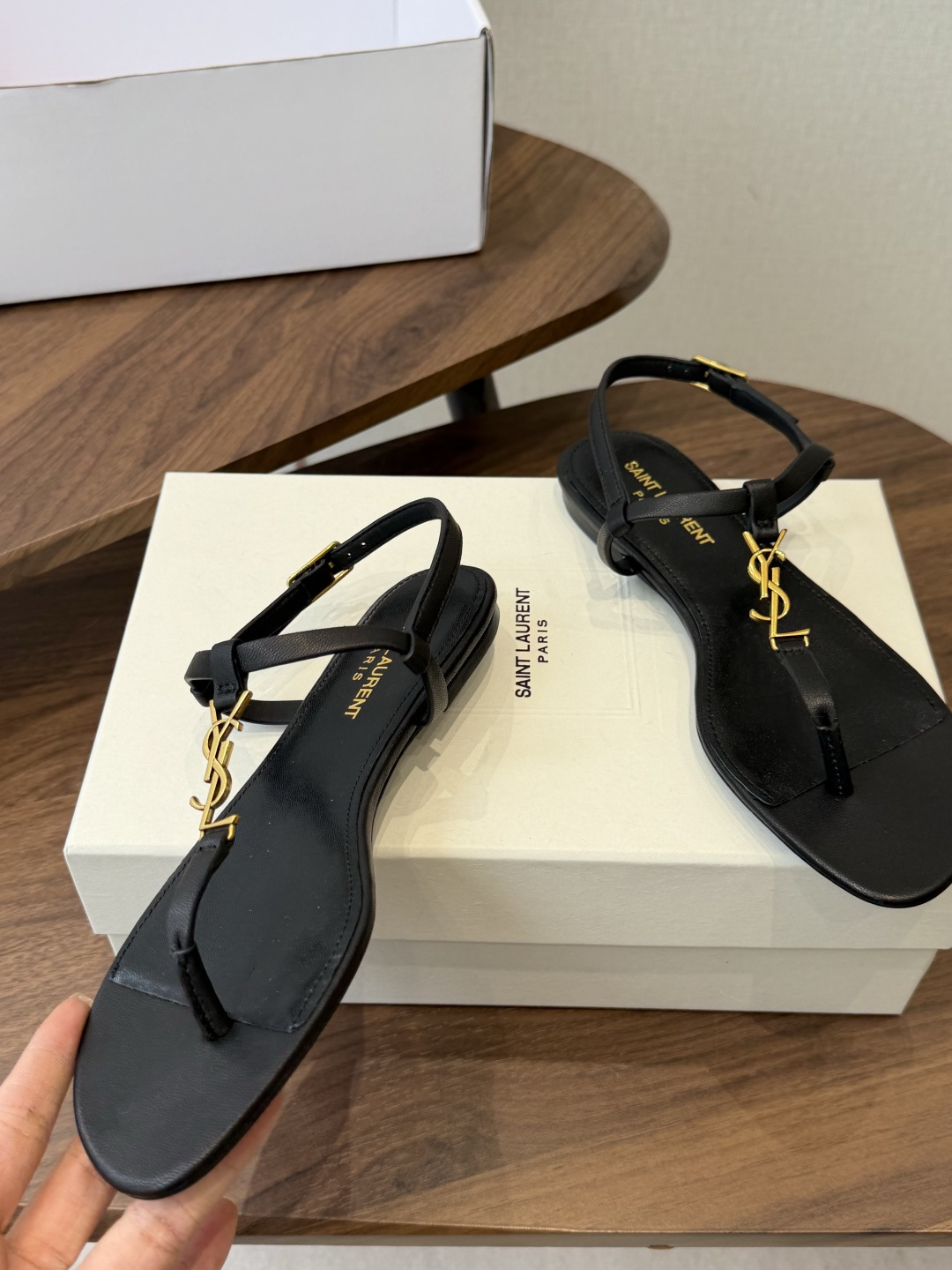 Saint Laurent26ss夏季新款标志性YSL扣饰夹脚凉鞋SAINT LAURENT的标志性YS