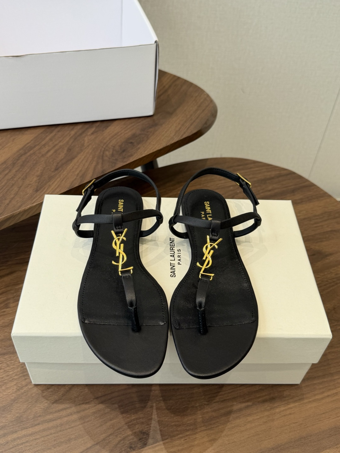 Saint Laurent26ss夏季新款标志性YSL扣饰夹脚凉鞋SAINT LAURENT的标志性YS