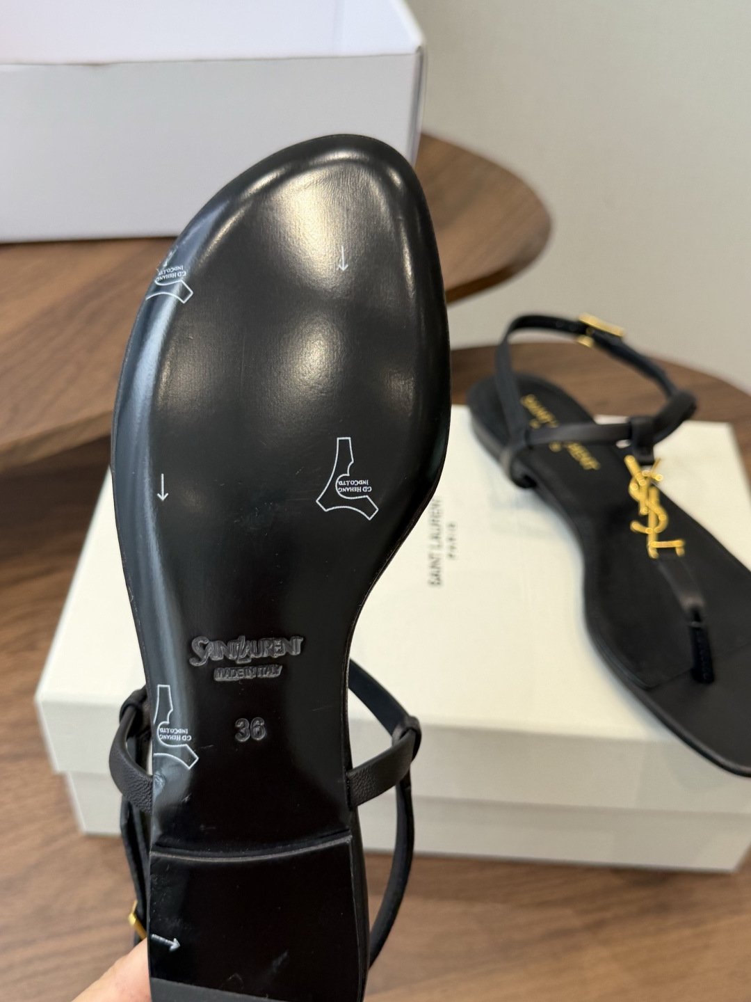 Saint Laurent26ss夏季新款标志性YSL扣饰夹脚凉鞋SAINT LAURENT的标志性YS