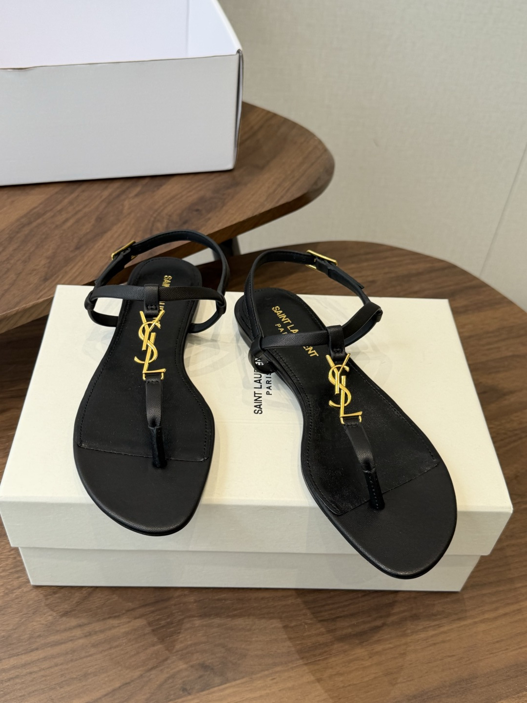 Saint Laurent26ss夏季新款标志性YSL扣饰夹脚凉鞋SAINT LAURENT的标志性YS