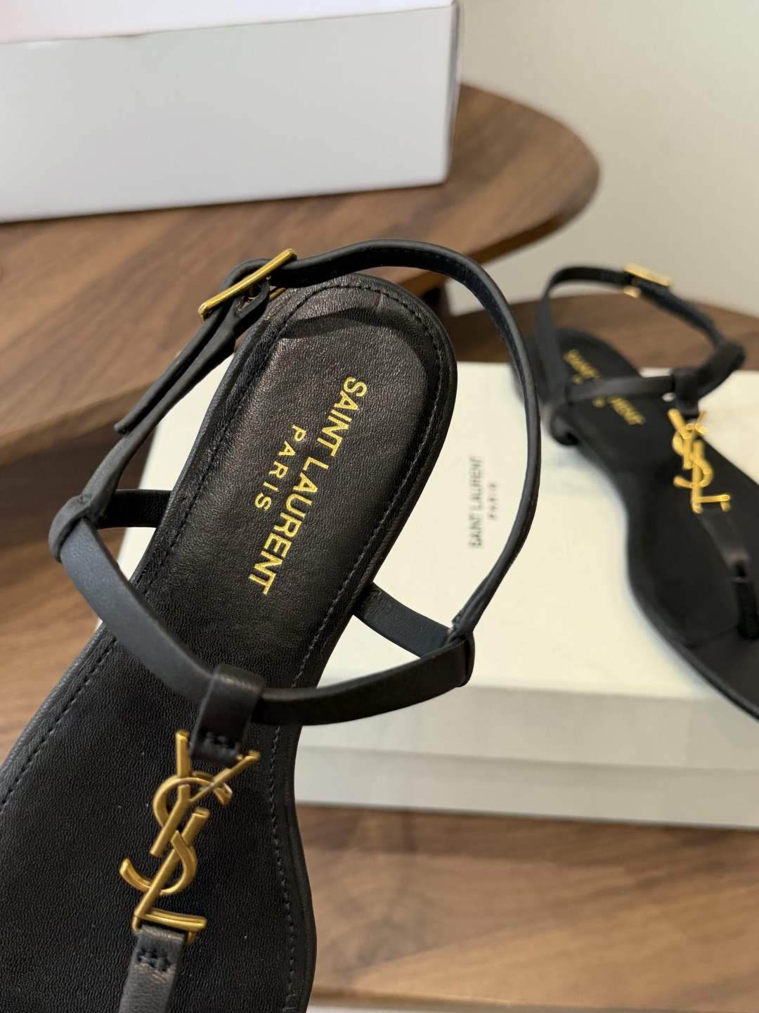 Saint Laurent26ss夏季新款标志性YSL扣饰夹脚凉鞋SAINT LAURENT的标志性YS