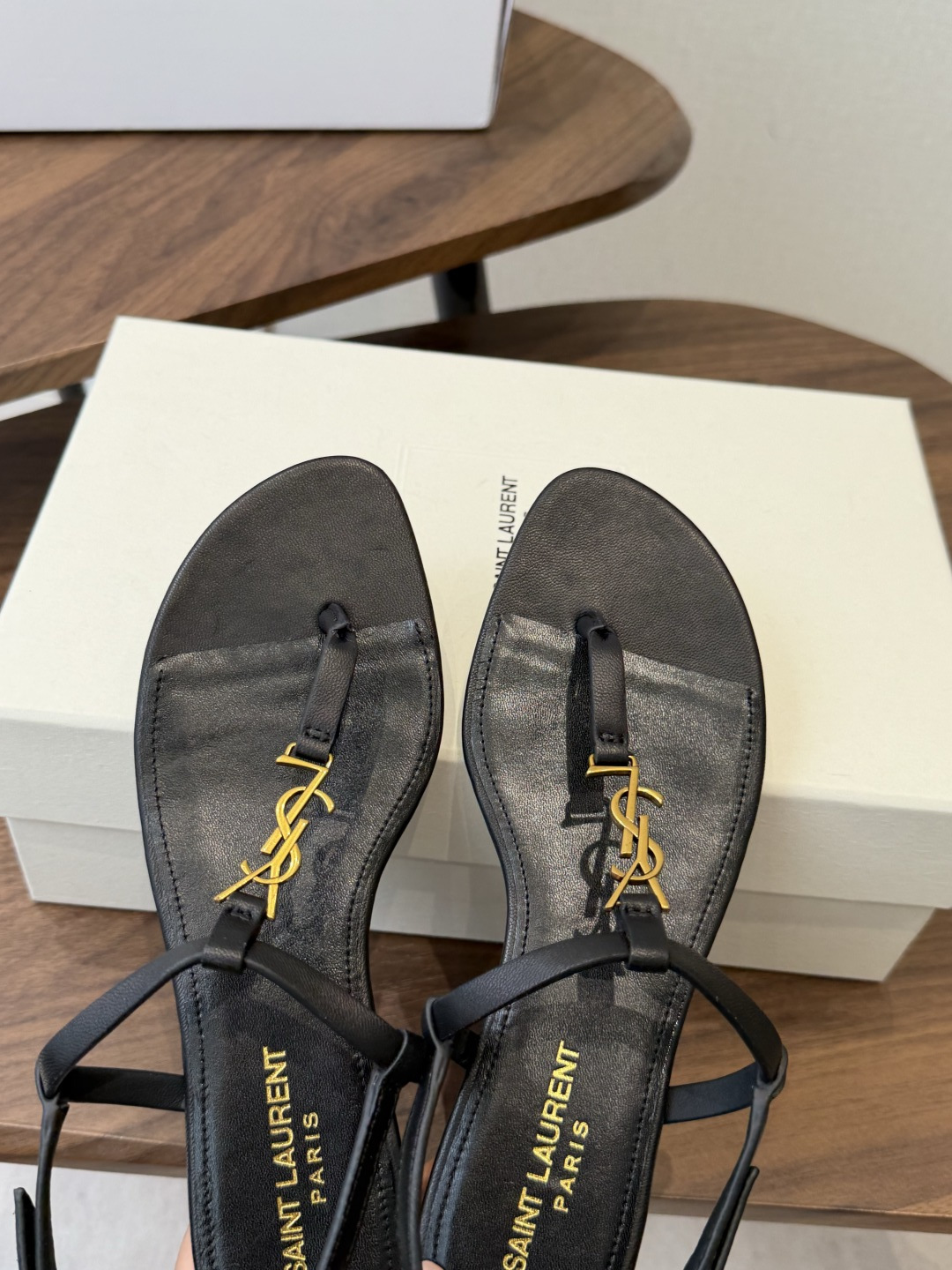 Saint Laurent26ss夏季新款标志性YSL扣饰夹脚凉鞋SAINT LAURENT的标志性YS