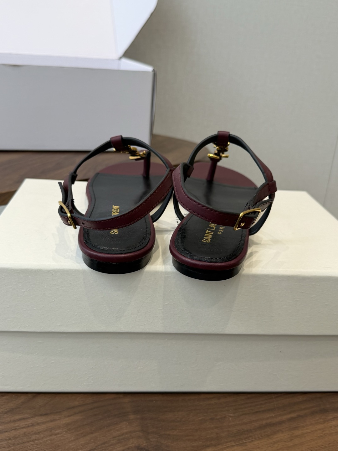 Saint Laurent26ss夏季新款标志性YSL扣饰夹脚凉鞋SAINT LAURENT的标志性YS