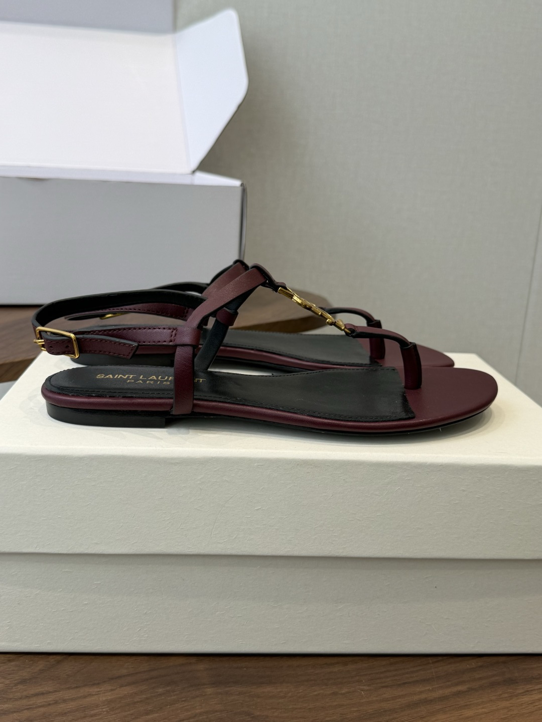 Saint Laurent26ss夏季新款标志性YSL扣饰夹脚凉鞋SAINT LAURENT的标志性YS