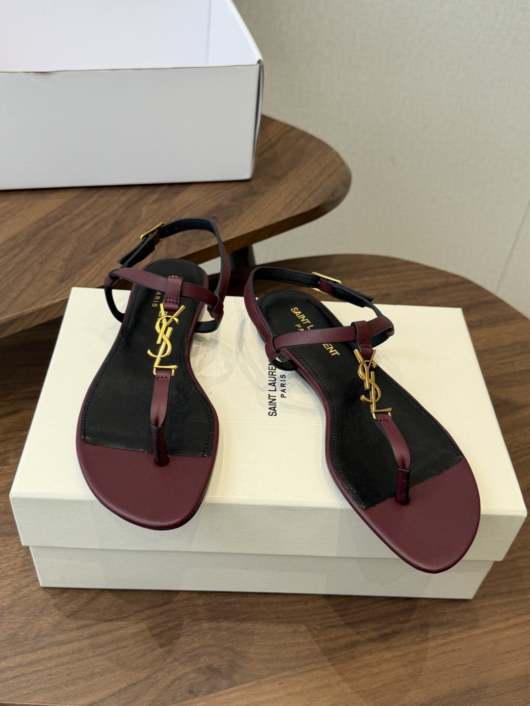 Saint Laurent26ss夏季新款标志性YSL扣饰夹脚凉鞋SAINT LAURENT的标志性YS