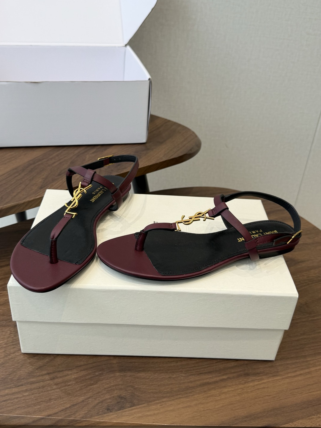 Saint Laurent26ss夏季新款标志性YSL扣饰夹脚凉鞋SAINT LAURENT的标志性YS