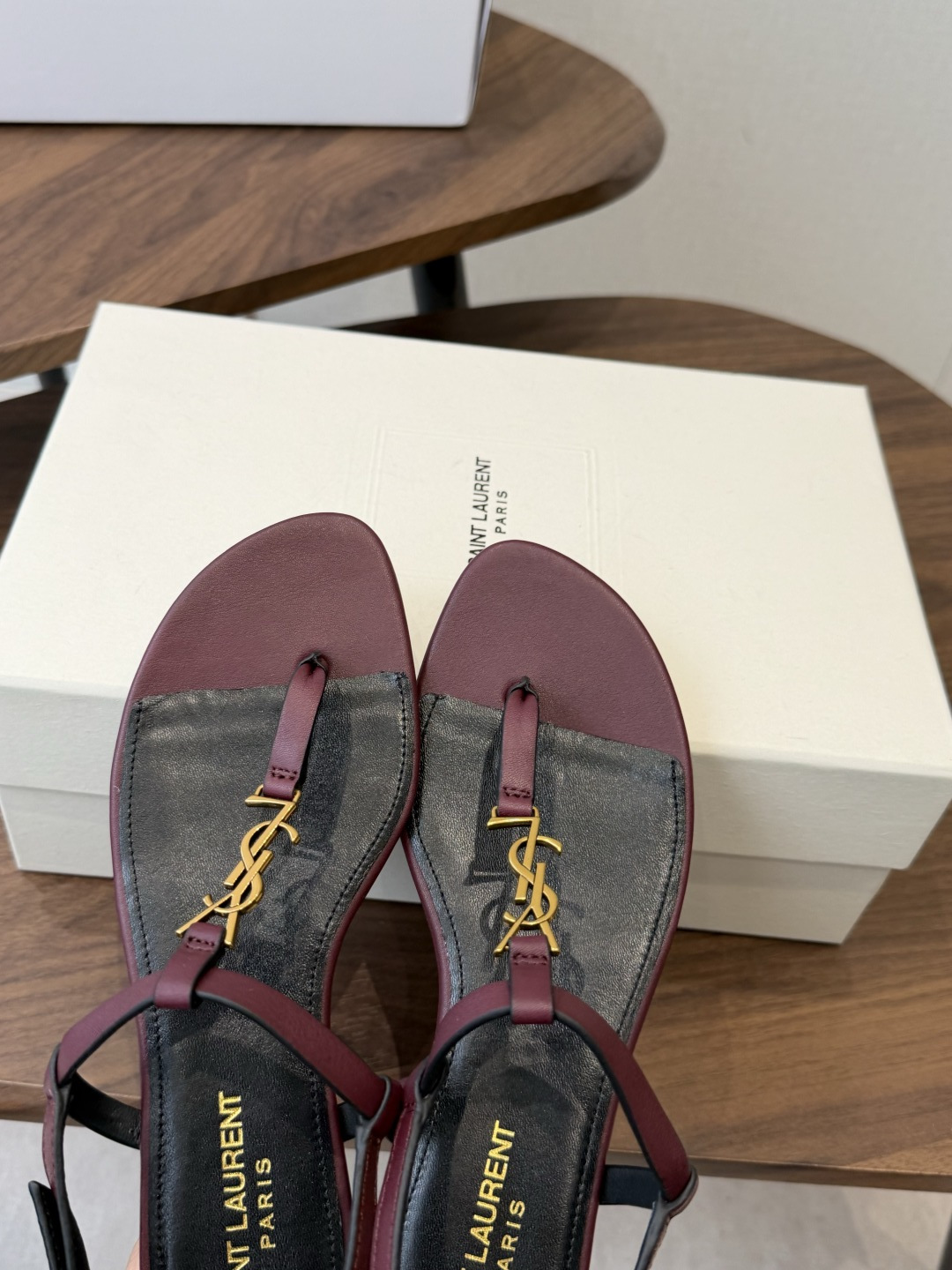 Saint Laurent26ss夏季新款标志性YSL扣饰夹脚凉鞋SAINT LAURENT的标志性YS