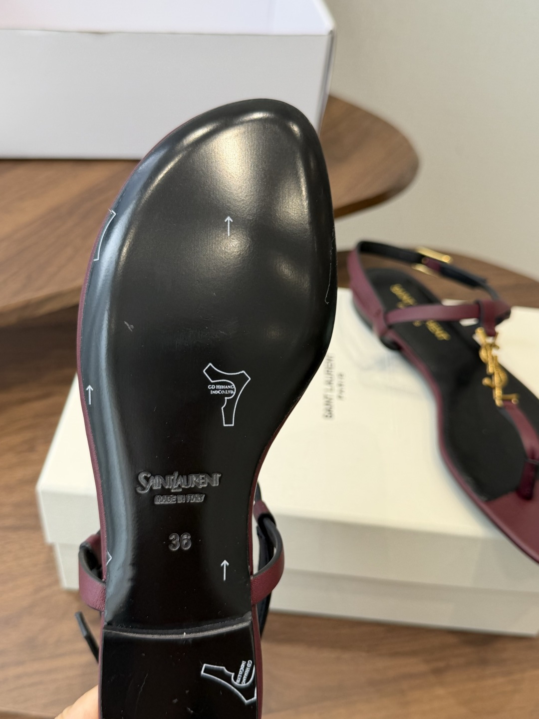 Saint Laurent26ss夏季新款标志性YSL扣饰夹脚凉鞋SAINT LAURENT的标志性YS