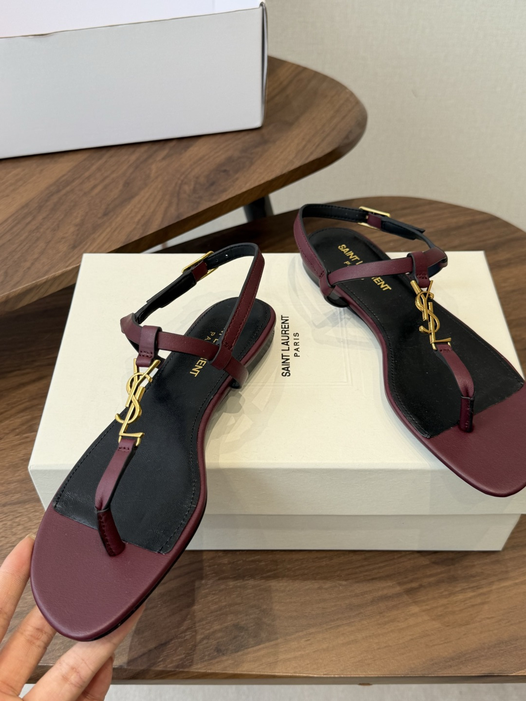 Saint Laurent26ss夏季新款标志性YSL扣饰夹脚凉鞋SAINT LAURENT的标志性YS