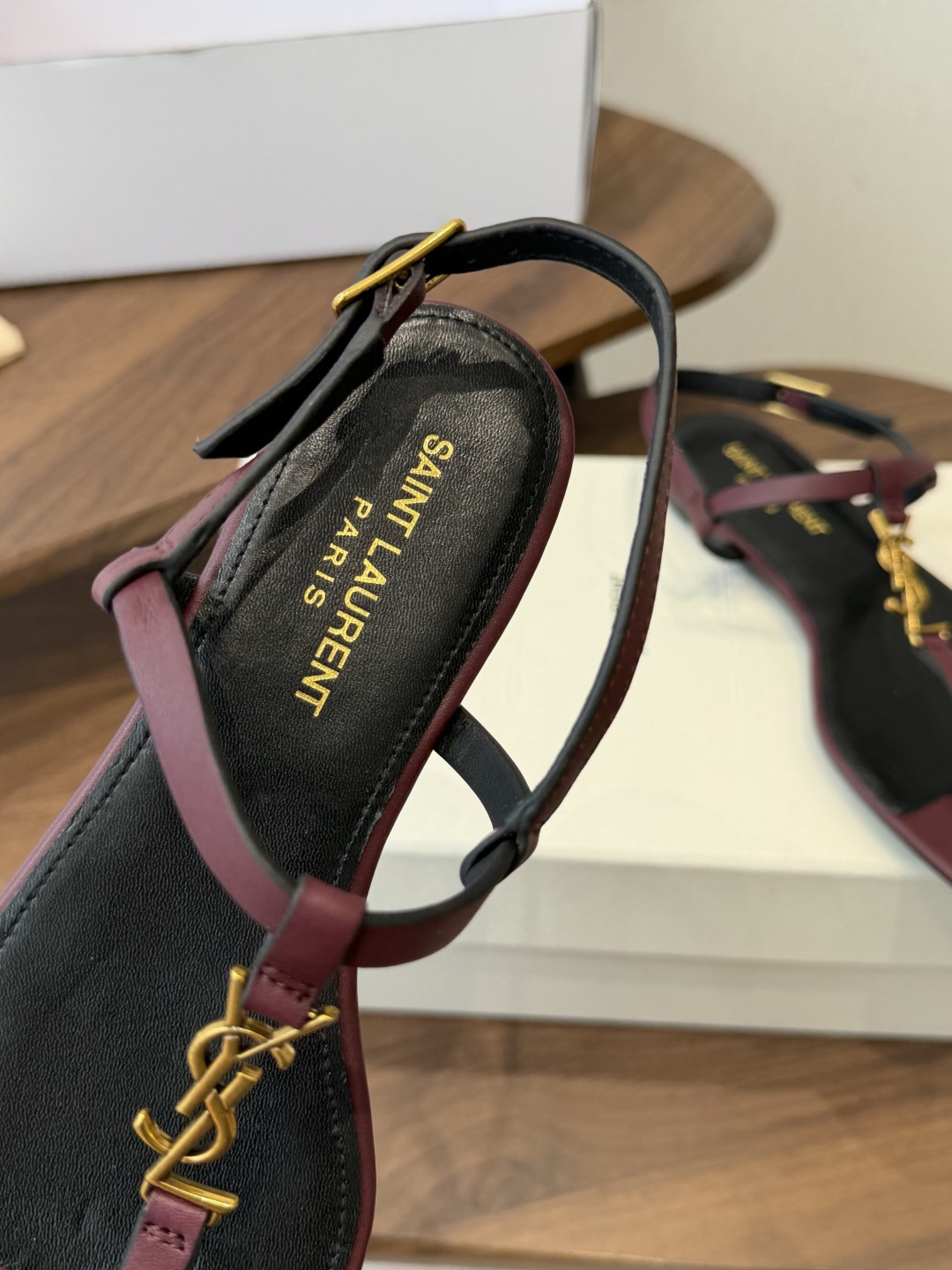 Saint Laurent26ss夏季新款标志性YSL扣饰夹脚凉鞋SAINT LAURENT的标志性YS