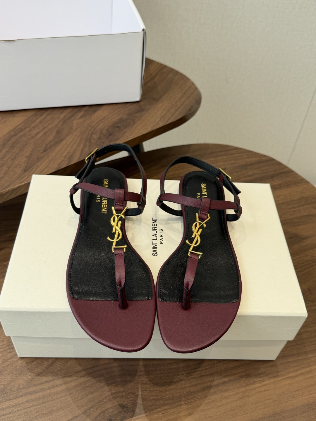 Saint Laurent26ss夏季新款标志性YSL扣饰夹脚凉鞋SAINT LAURENT的标志性YS