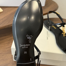 Saint Laurent26ss夏季新款标志性YSL扣饰夹脚凉鞋SAINT LAURENT的标志性YS Saint Laurent26ss夏季新款标志性YSL扣饰夹脚凉鞋SAINT LAURENT的标志性YS