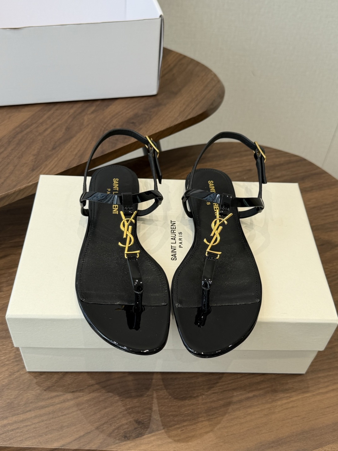 Saint Laurent26ss夏季新款标志性YSL扣饰夹脚凉鞋SAINT LAURENT的标志性YS