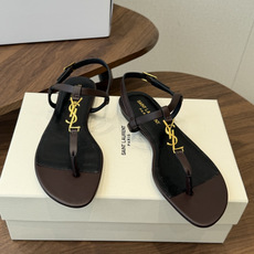 Saint Laurent26ss夏季新款标志性YSL扣饰夹脚凉鞋SAINT LAURENT的标志性YS Saint Laurent26ss夏季新款标志性YSL扣饰夹脚凉鞋SAINT LAURENT的标志性YS