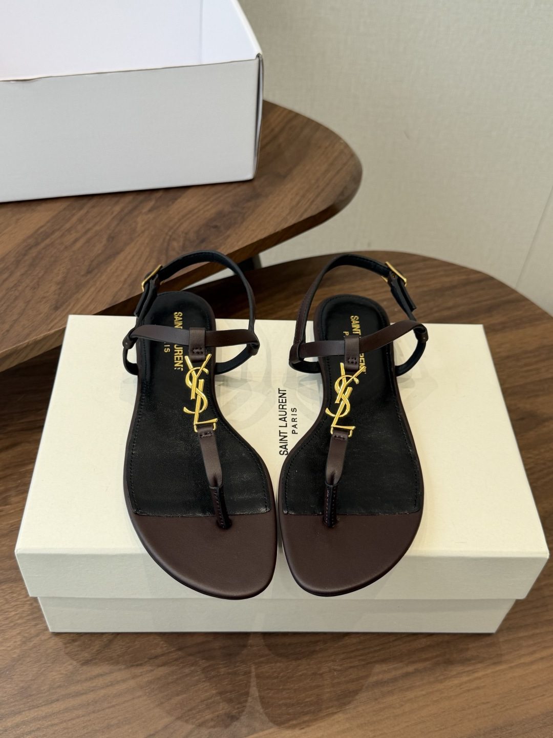 Saint Laurent26ss夏季新款标志性YSL扣饰夹脚凉鞋SAINT LAURENT的标志性YS