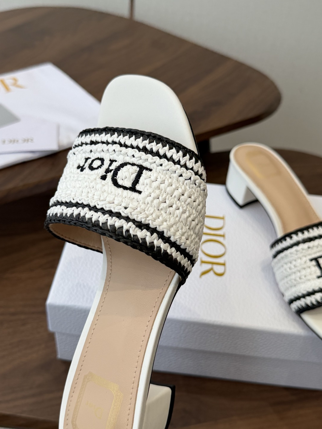 Dior |  迪奥早春新品走秀款CD刺绣logo度假风平底、粗跟拖鞋！ 硬货上新🆕❥代购级别！高级感十