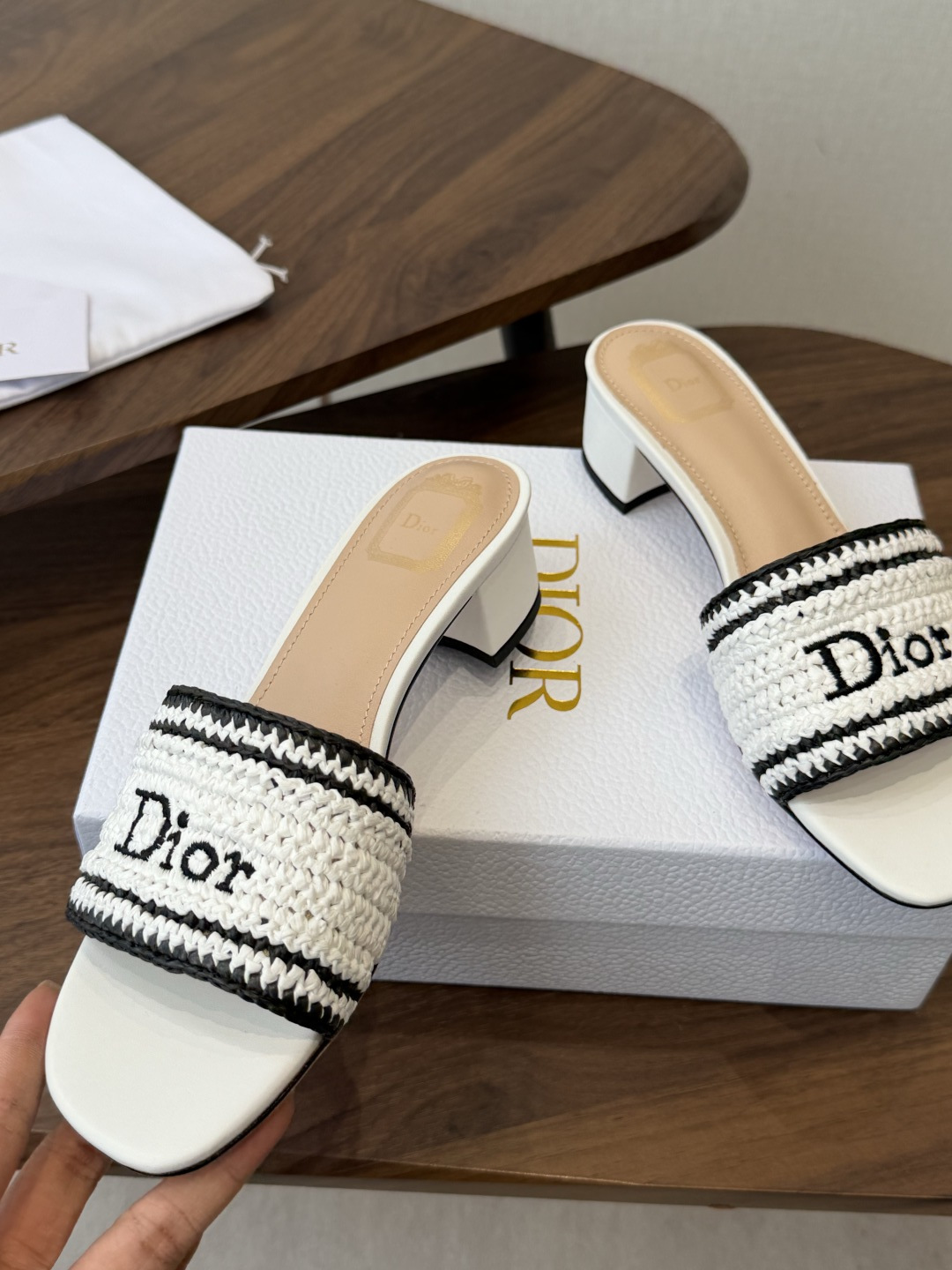 Dior |  迪奥早春新品走秀款CD刺绣logo度假风平底、粗跟拖鞋！ 硬货上新🆕❥代购级别！高级感十
