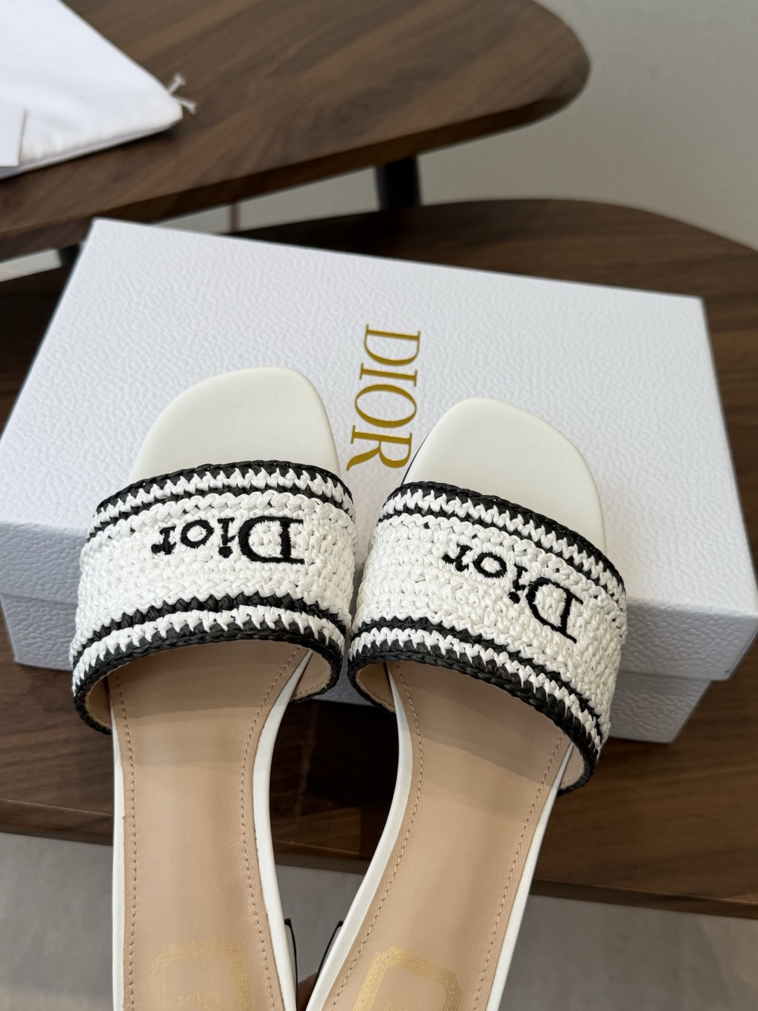 Dior |  迪奥早春新品走秀款CD刺绣logo度假风平底、粗跟拖鞋！ 硬货上新🆕❥代购级别！高级感十