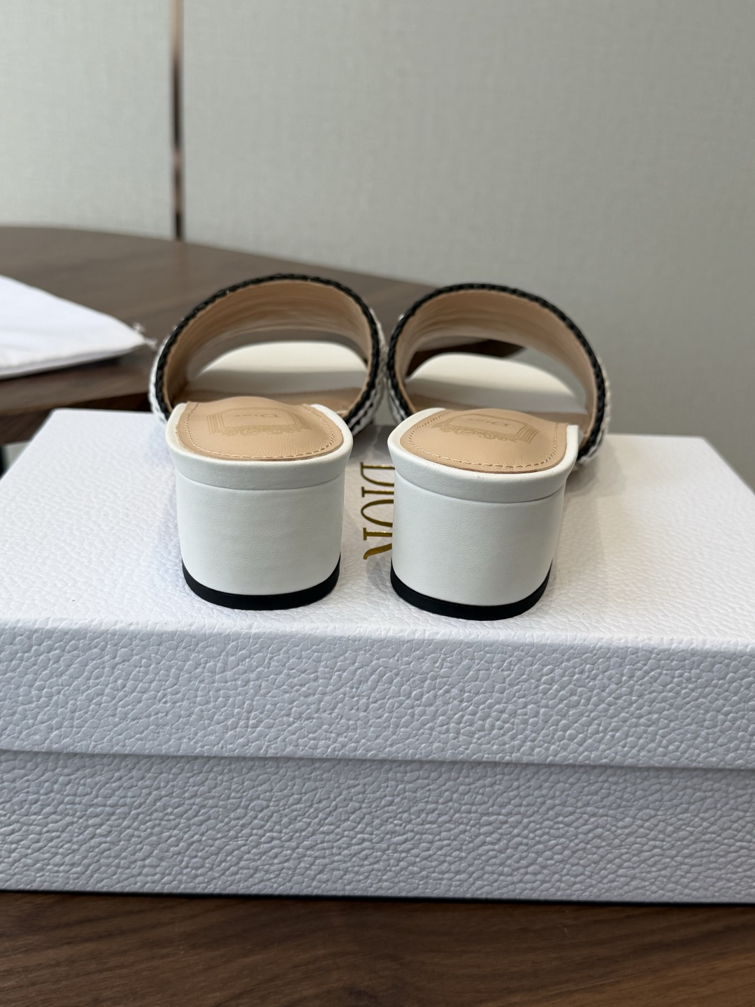 Dior |  迪奥早春新品走秀款CD刺绣logo度假风平底、粗跟拖鞋！ 硬货上新🆕❥代购级别！高级感十