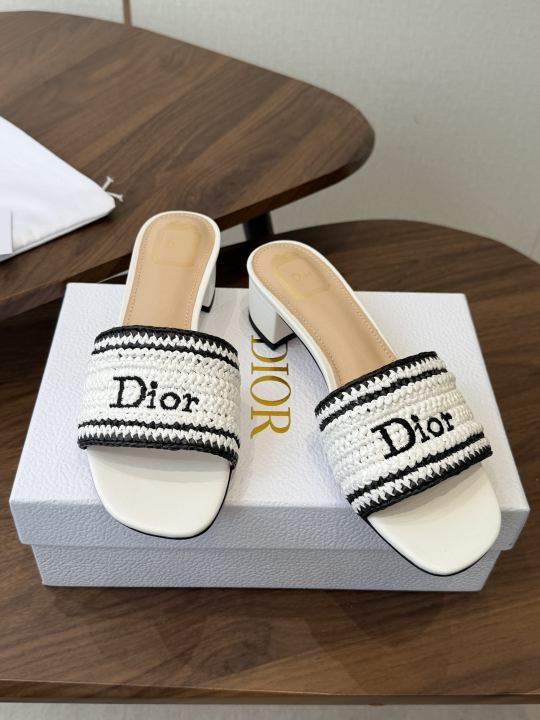 Dior |  迪奥早春新品走秀款CD刺绣logo度假风平底、粗跟拖鞋！ 硬货上新🆕❥代购级别！高级感十