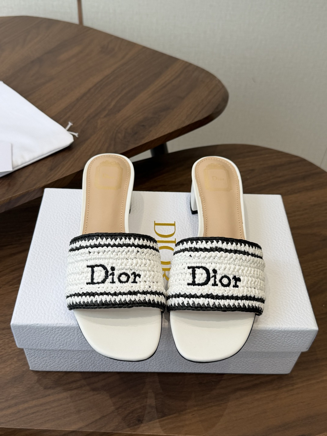 Dior |  迪奥早春新品走秀款CD刺绣logo度假风平底、粗跟拖鞋！ 硬货上新🆕❥代购级别！高级感十