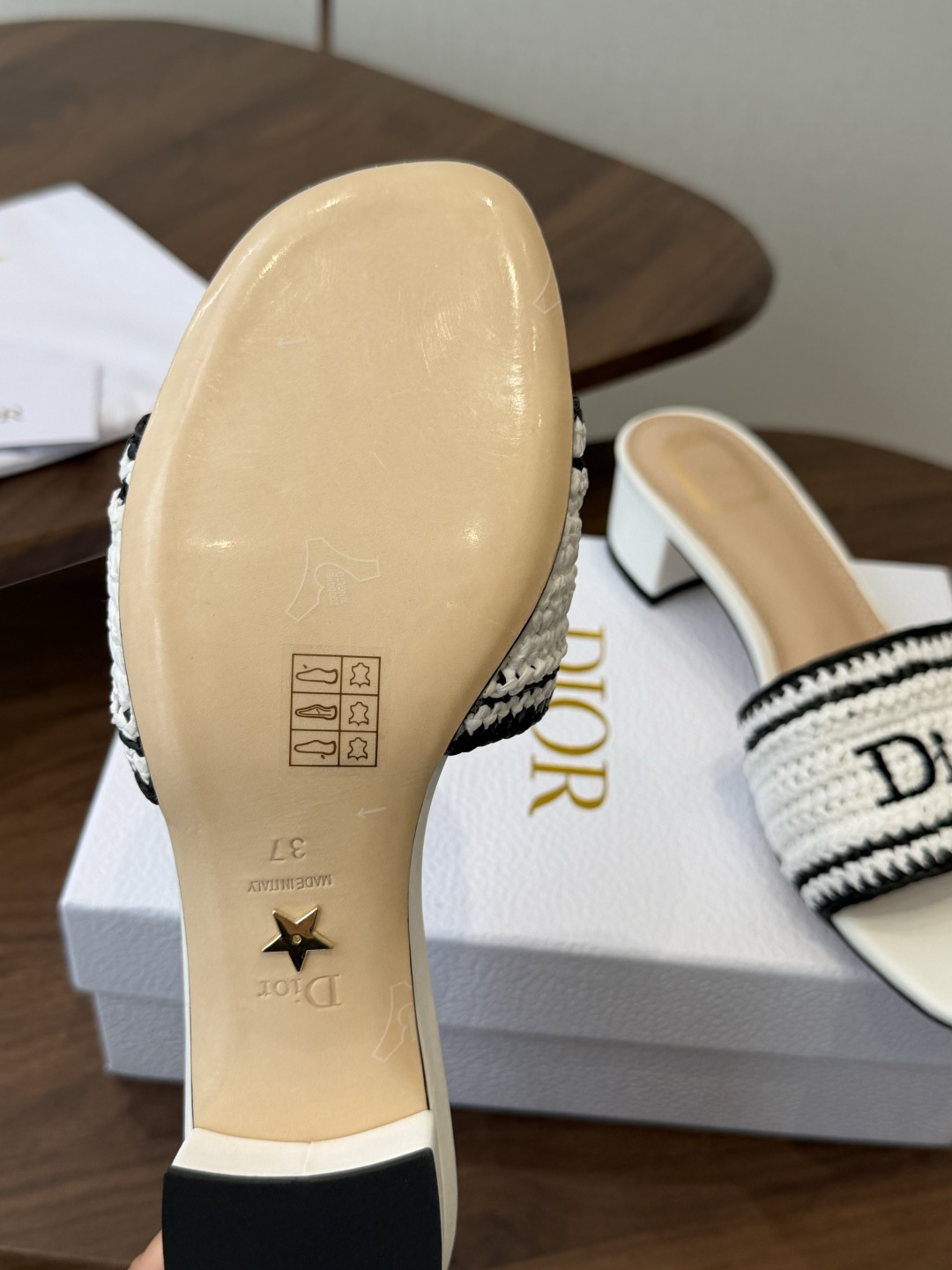 Dior |  迪奥早春新品走秀款CD刺绣logo度假风平底、粗跟拖鞋！ 硬货上新🆕❥代购级别！高级感十