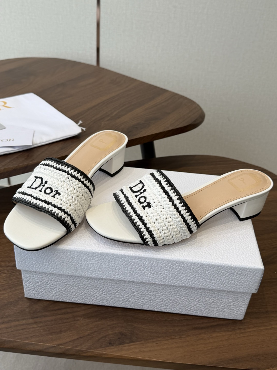 Dior |  迪奥早春新品走秀款CD刺绣logo度假风平底、粗跟拖鞋！ 硬货上新🆕❥代购级别！高级感十