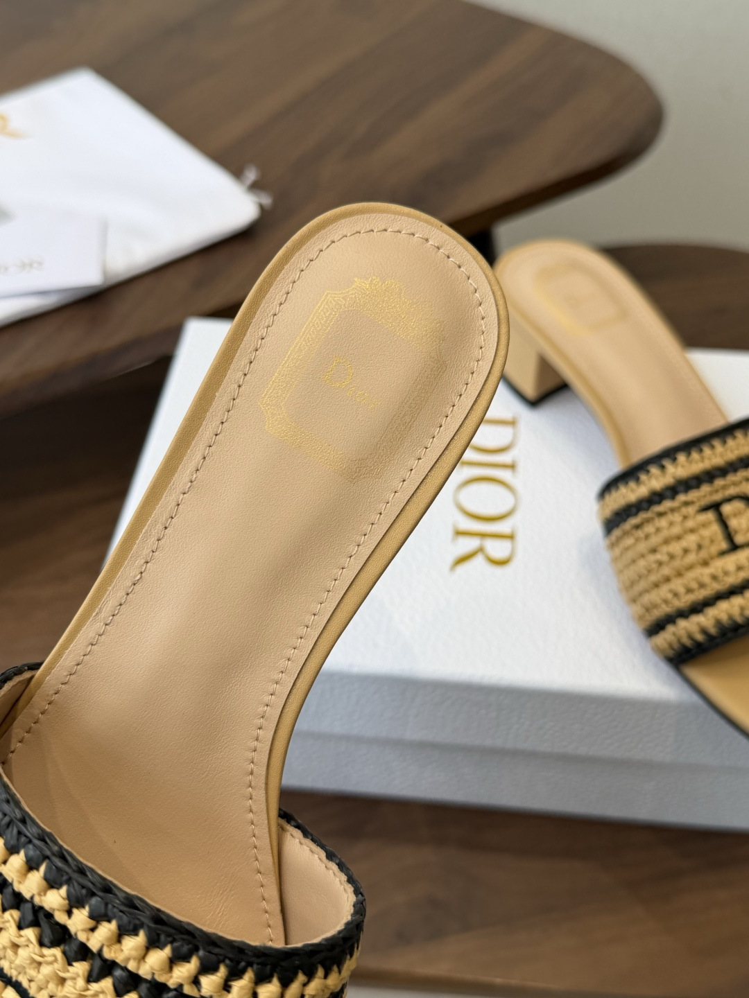 Dior |  迪奥早春新品走秀款CD刺绣logo度假风平底、粗跟拖鞋！ 硬货上新🆕❥代购级别！高级感十