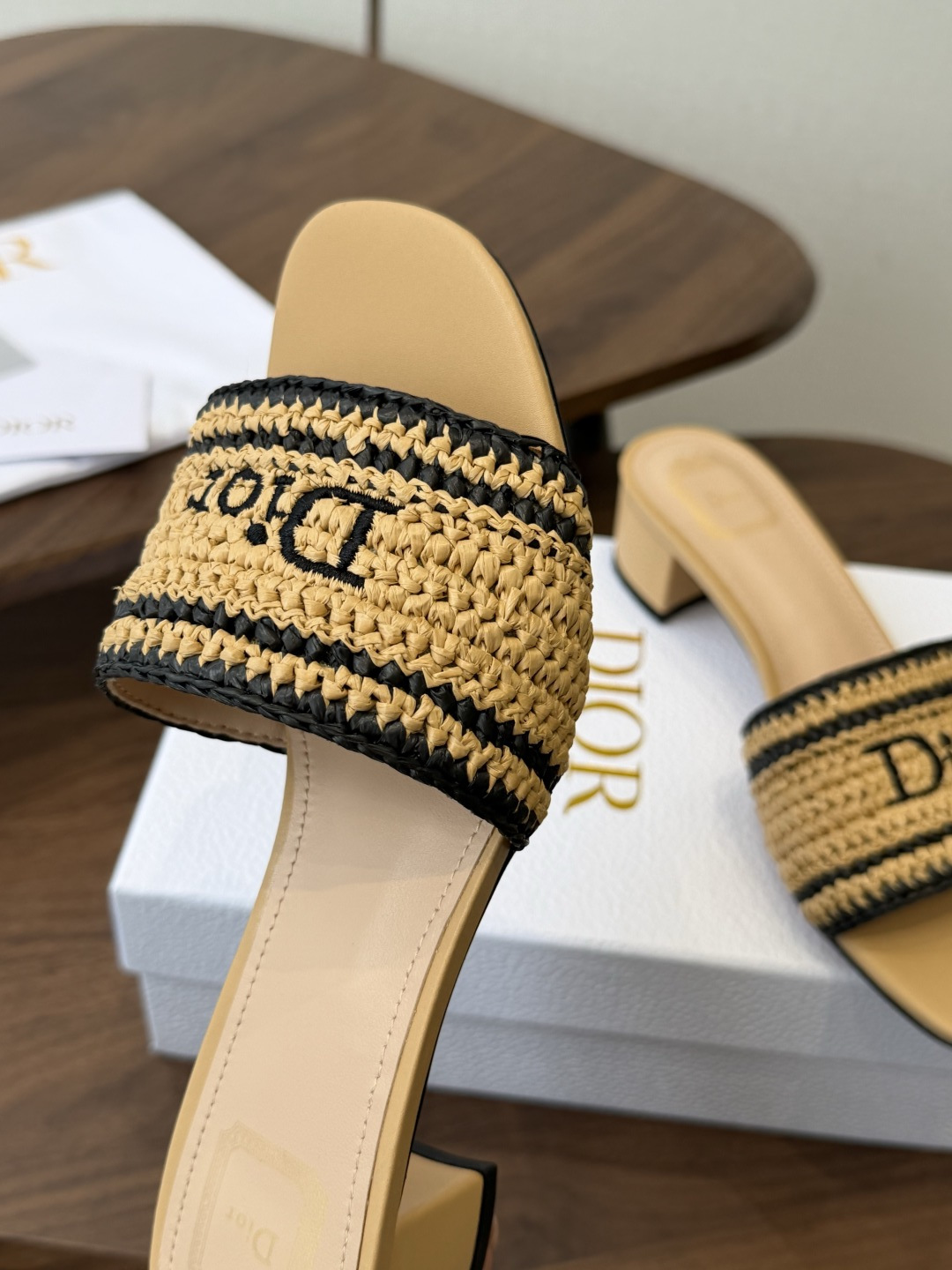 Dior |  迪奥早春新品走秀款CD刺绣logo度假风平底、粗跟拖鞋！ 硬货上新🆕❥代购级别！高级感十