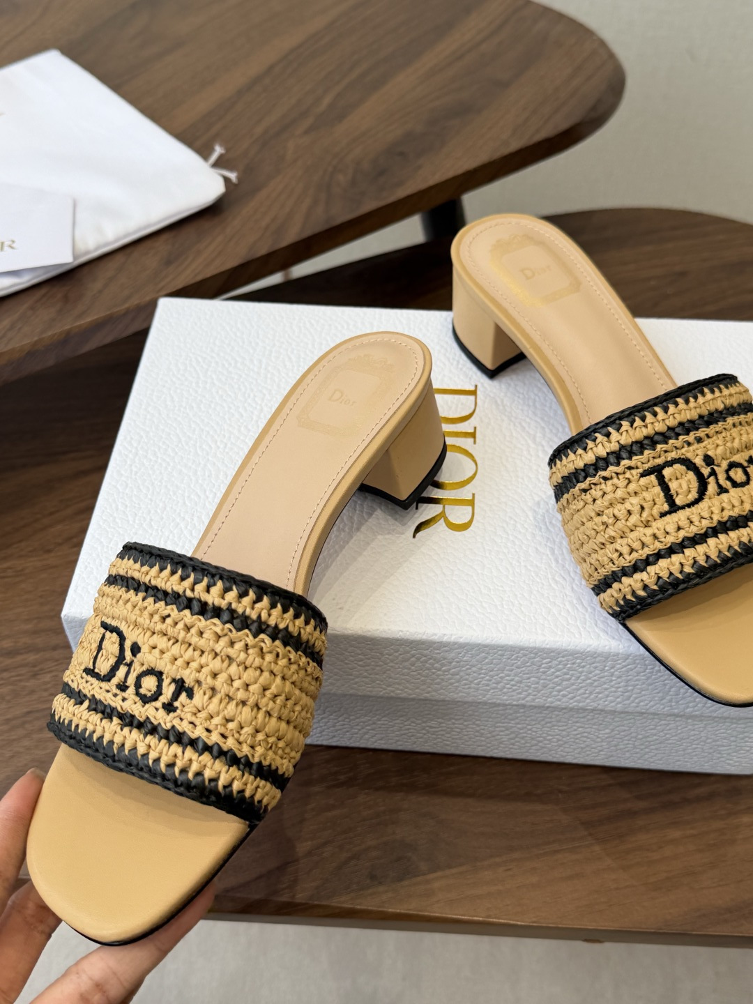 Dior |  迪奥早春新品走秀款CD刺绣logo度假风平底、粗跟拖鞋！ 硬货上新🆕❥代购级别！高级感十