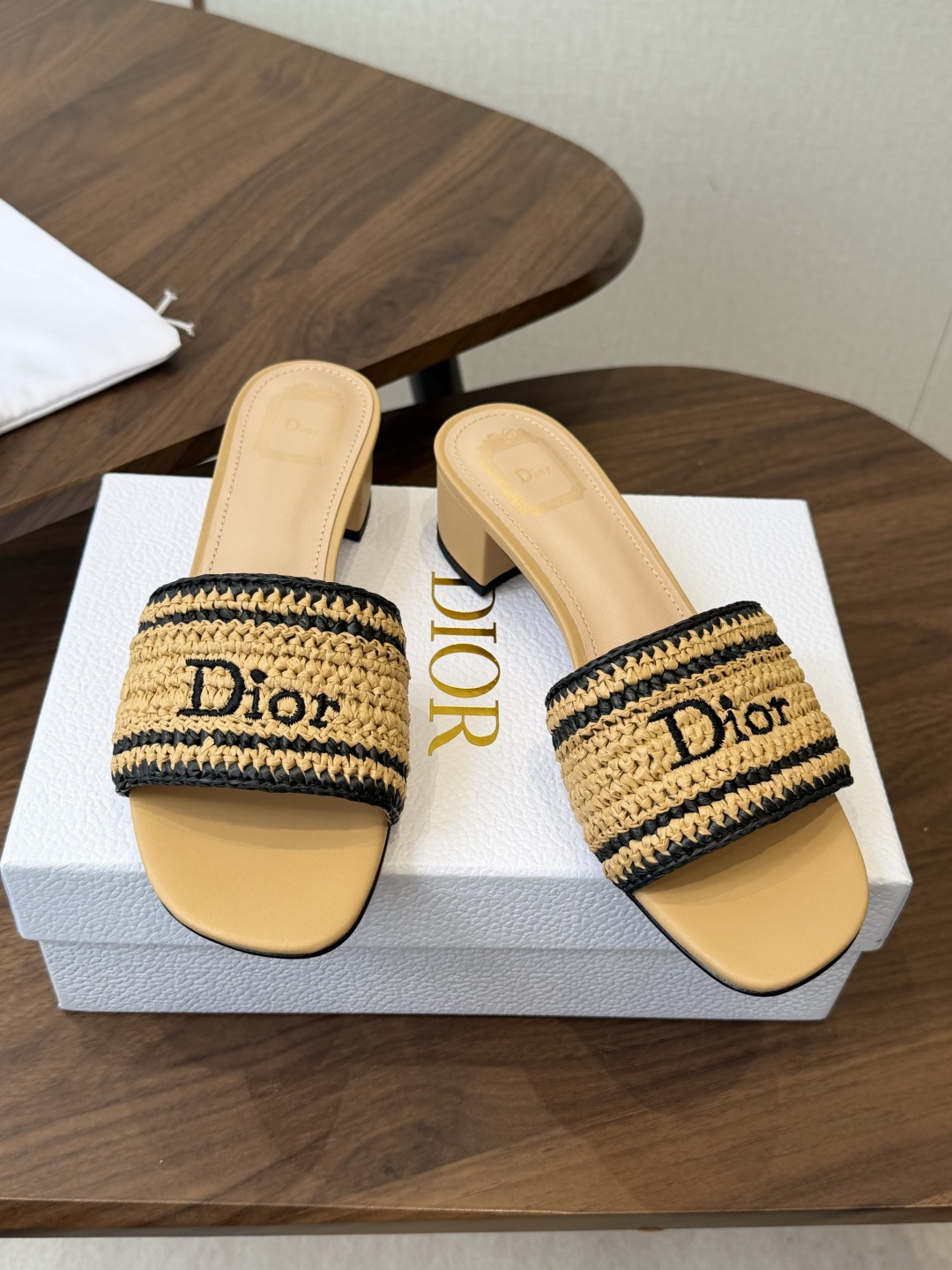 Dior |  迪奥早春新品走秀款CD刺绣logo度假风平底、粗跟拖鞋！ 硬货上新🆕❥代购级别！高级感十